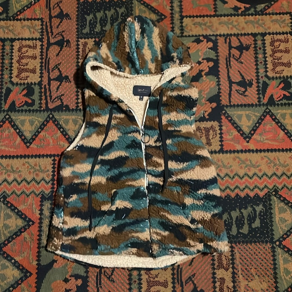 Sweet Rain army colors fluffy vest size M